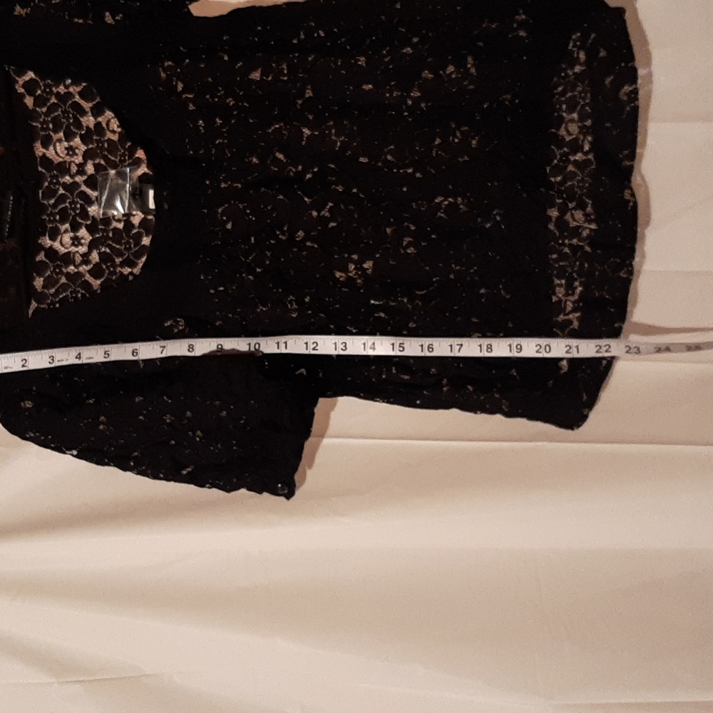 The Limited womens size M black lace top - Picture 2 of 5